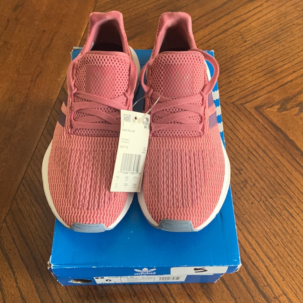 Women Adidas Swift Run Trace sneakers - size 6